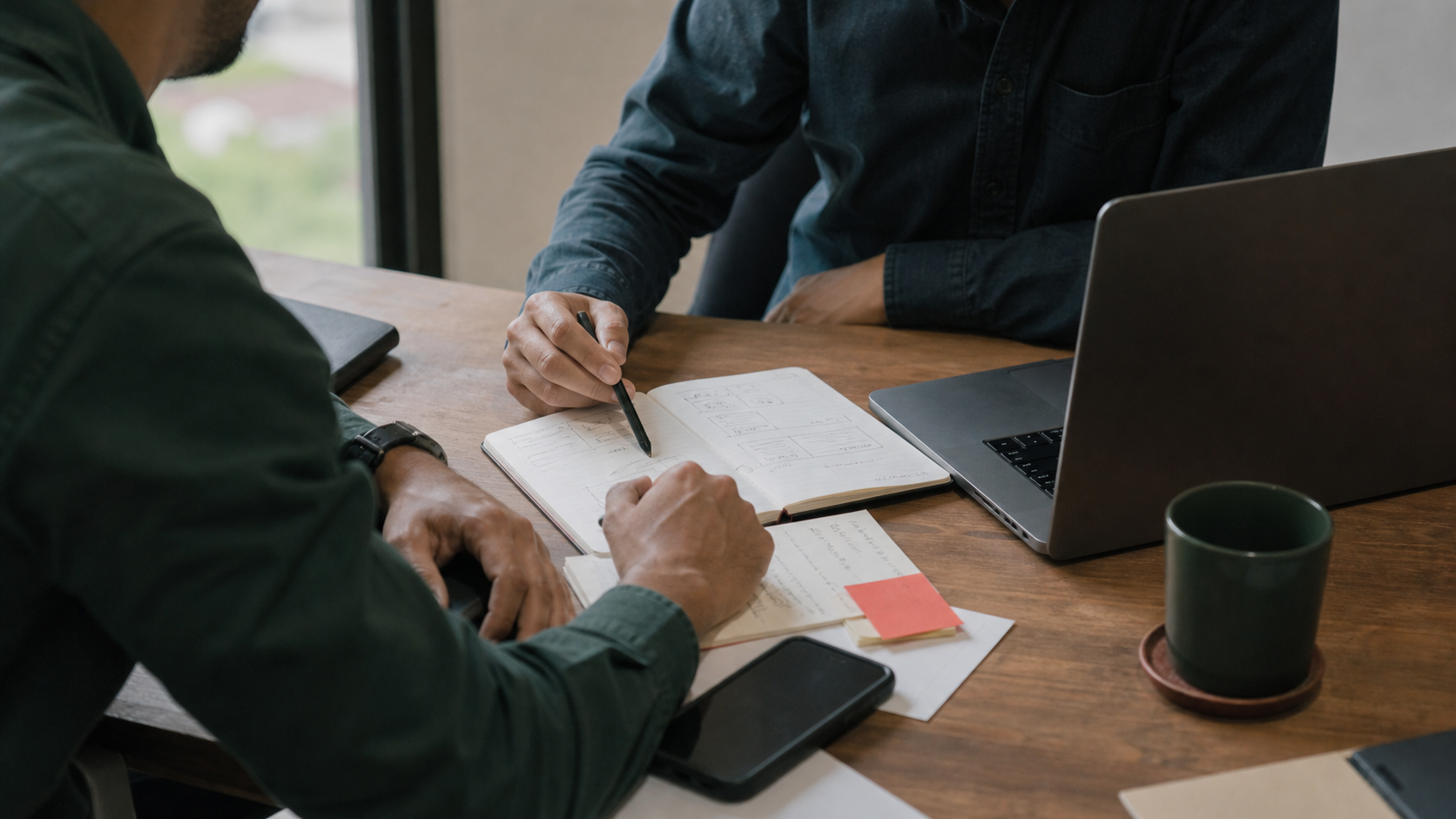 Dos profesionales trabajando sobre un proceso comercial en una oficina